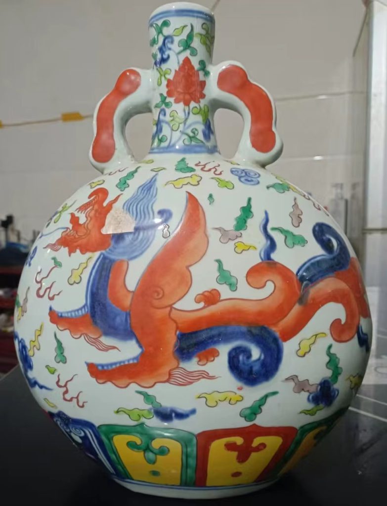图片[1]-大明宣德《五彩卷草龙纹抱月瓶》-嘉诚艺术