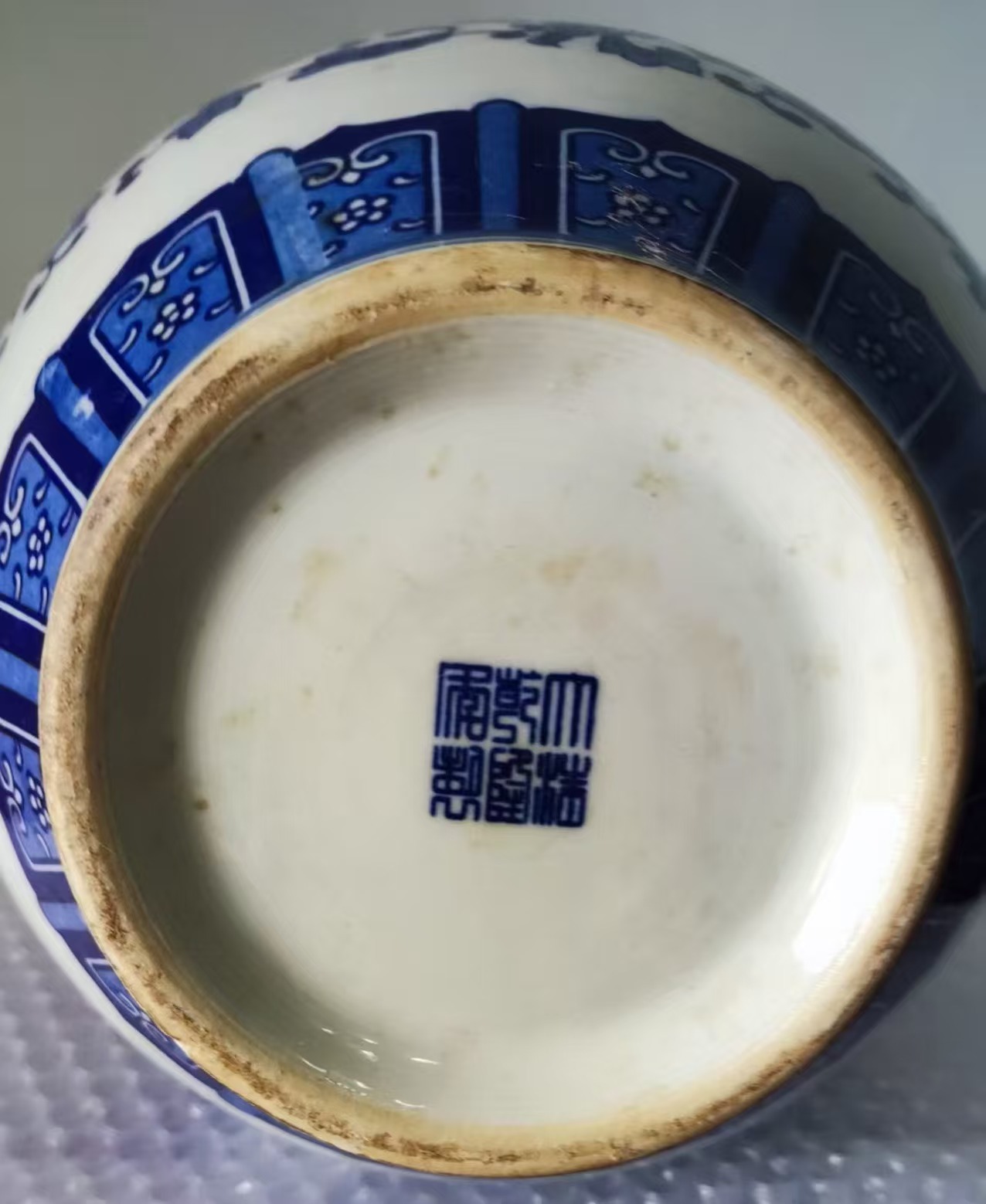 清乾隆年制(官窑)青花缠枝敞口瓶