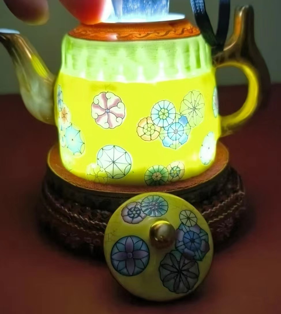 雍正年制《粉彩手执壶》