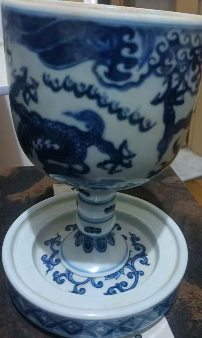 大明宣德《青花龙纹摇铃尊》