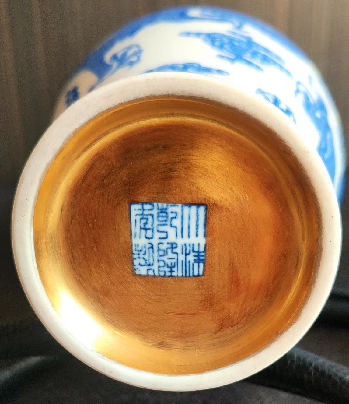 大清乾隆年制《釉上珐琅蓝五龙纹瓷瓶》