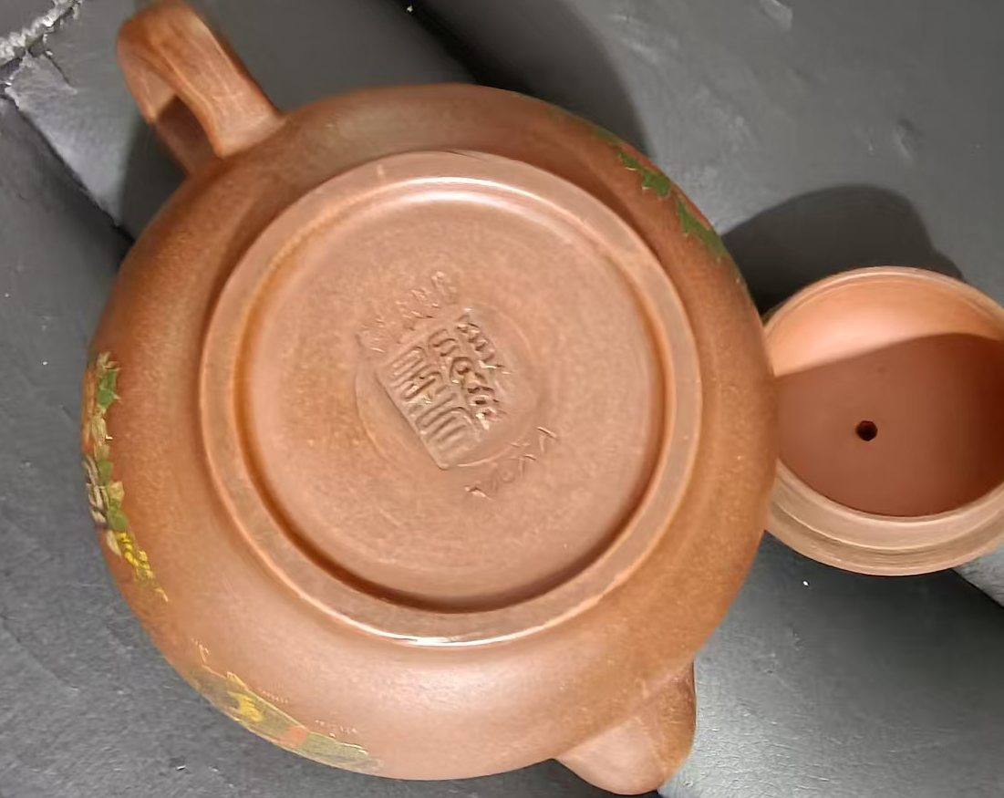 顾景舟《孔雀》紫砂壶