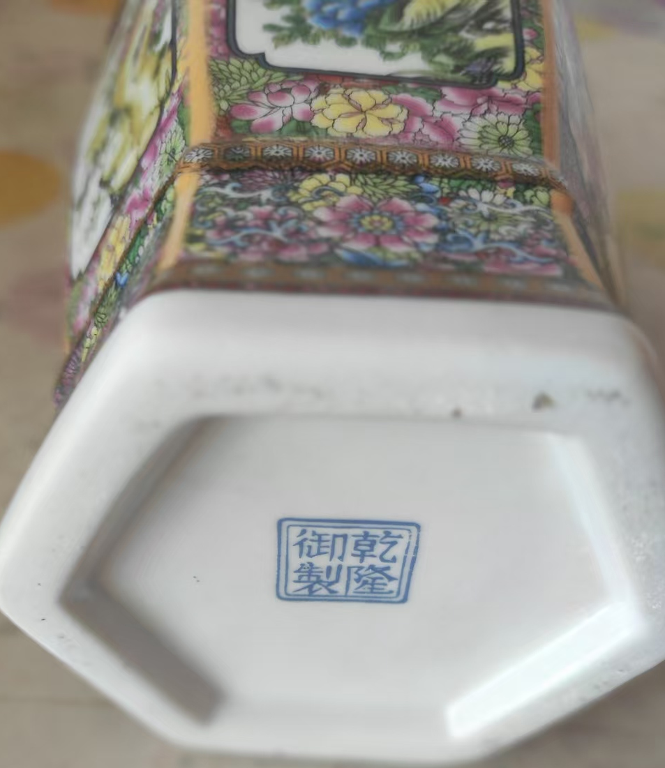 乾隆年间《珐琅彩百花花鸟六方瓶》