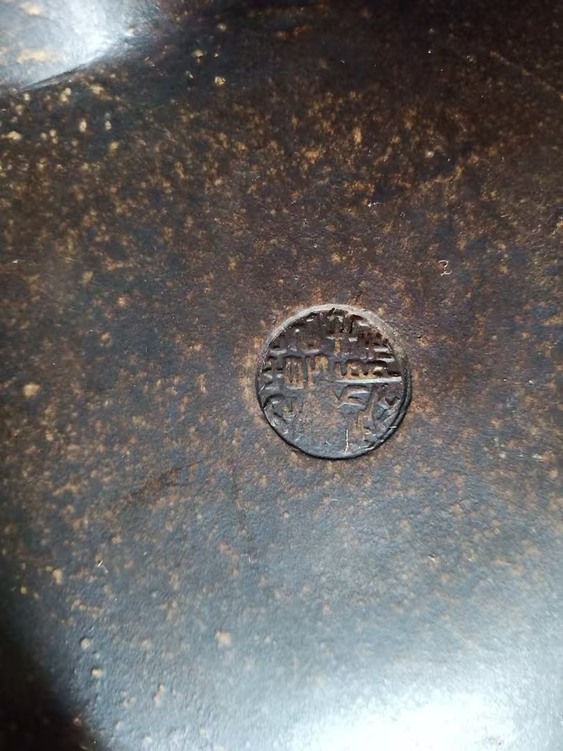 乾隆年制《紫砂双耳三足香薰炉》