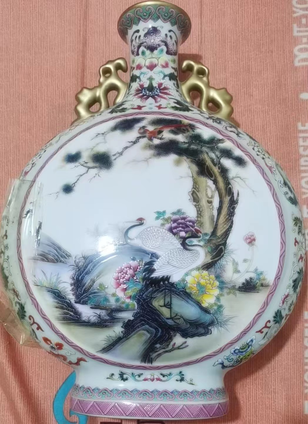 乾隆年制《珐琅彩仙鹤双耳抱月扁瓶》