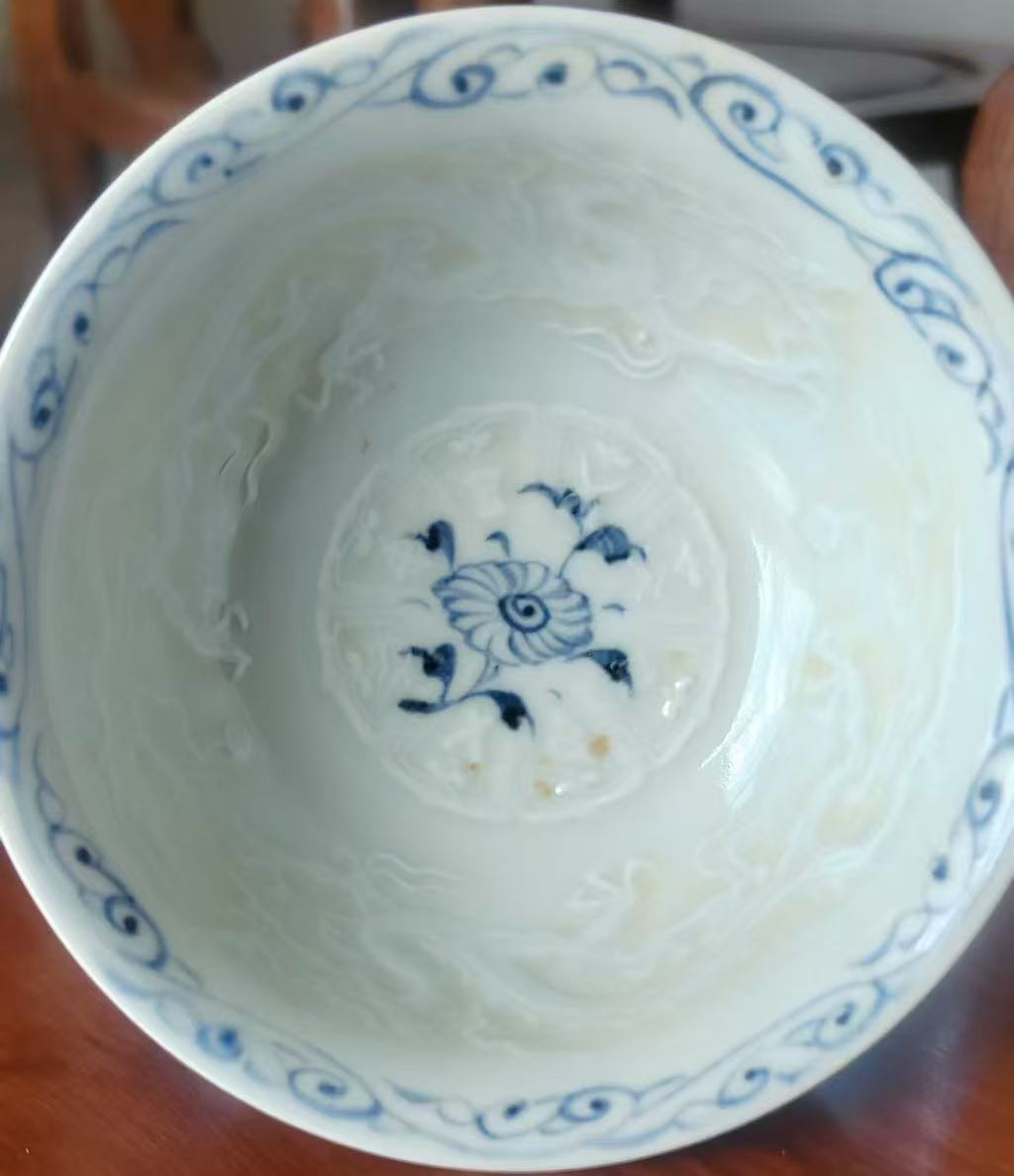 青花内绘暗刻龙高足碗