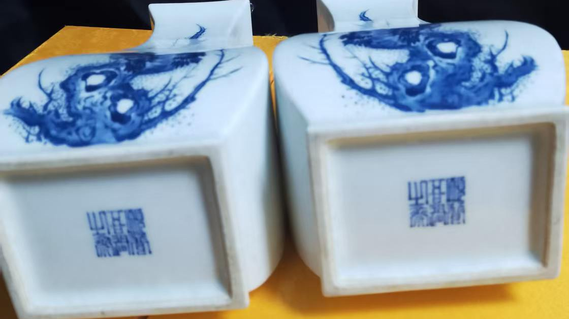 王步《春风和鸣 》青花象耳瓶对瓶