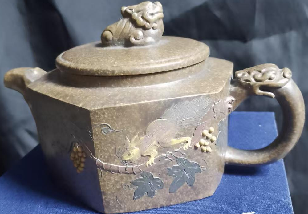 王寅春《松鼠花卉紫砂壶》-嘉诚艺术