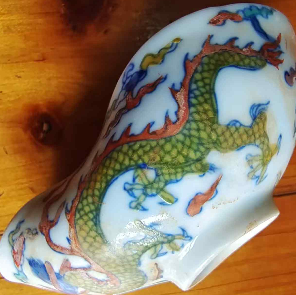 大明成化年制《斗彩龙纹卷叶杯》-嘉诚艺术