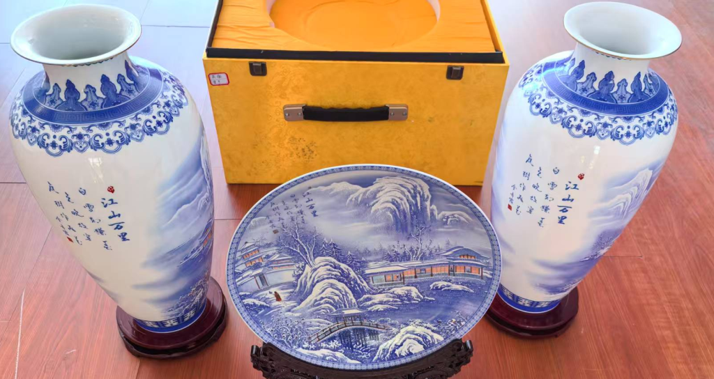 图片[1]-金青霞《江山万里》瓷瓶赏盘一套-嘉诚艺术