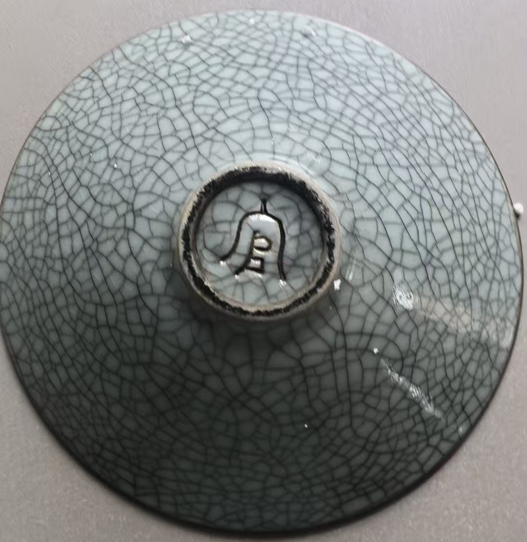 官窑《浮雕缠枝花大斗笠碗》