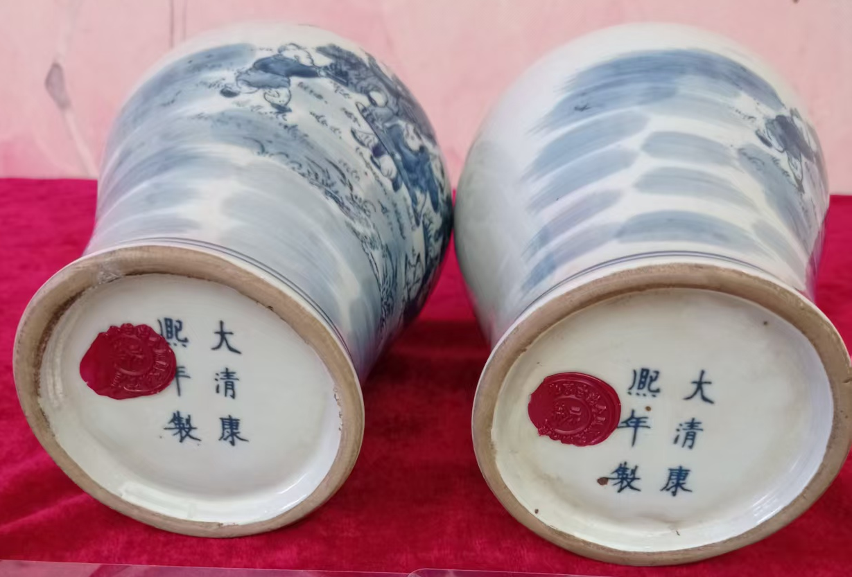 康熙年制《青花人物婴戏纹赏瓶》一对