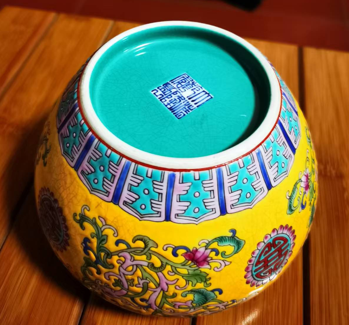 乾隆年制《珐琅彩黄地釉缠枝莲花卉》金钱罐