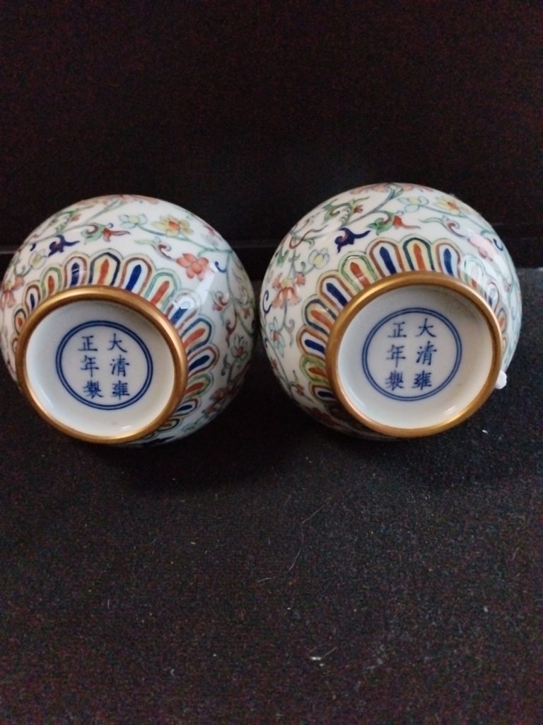 图片[2]-大清雍正年制《宝相花斗彩赤龙耳赏瓶》一对-嘉诚艺术