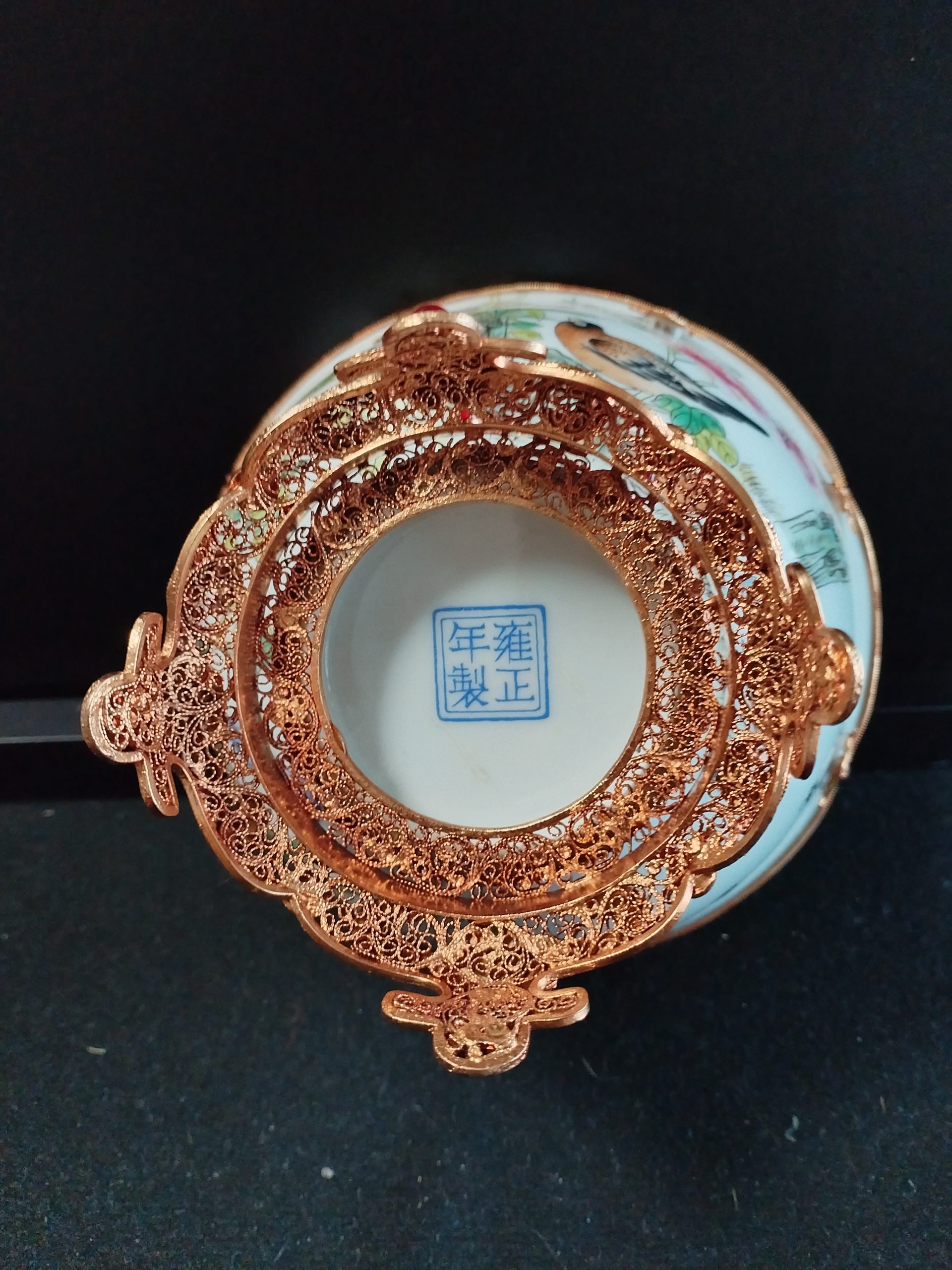 大清雍正年制《珐琅彩花鸟过墙纹蕾丝镶嵌宝小碗》