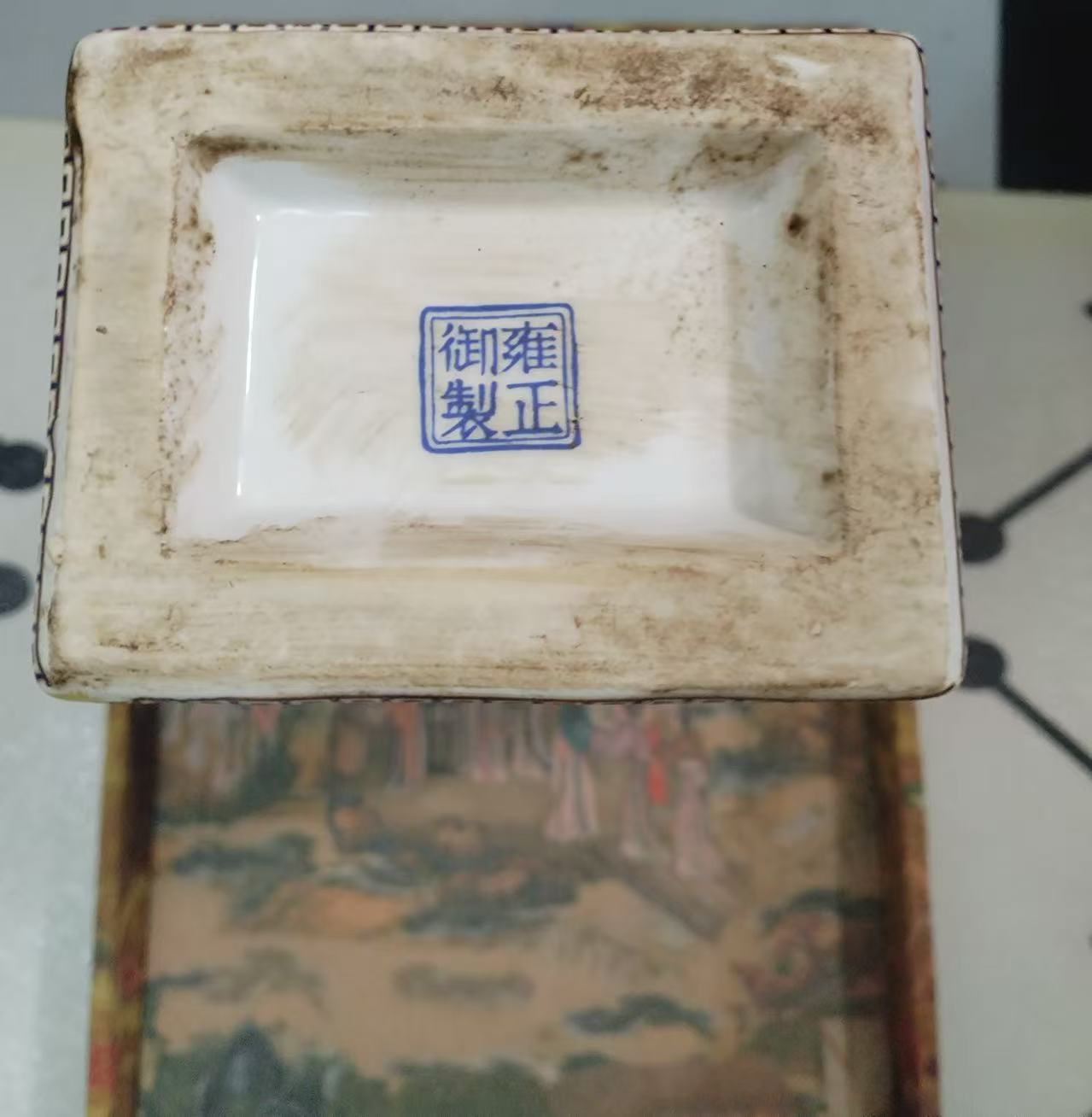 雍正年制《珐琅彩开窗花鸟四方赏瓶》