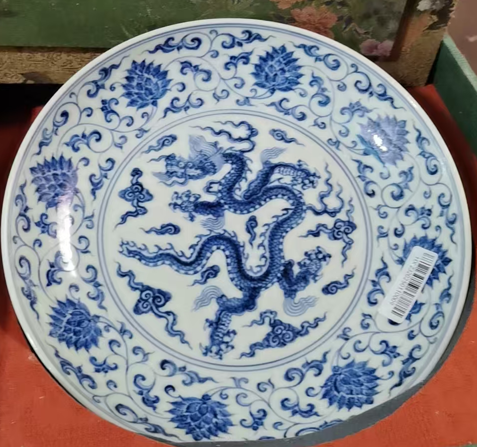 大明宣德年制《青花缠枝莲龙纹盘》-嘉诚艺术