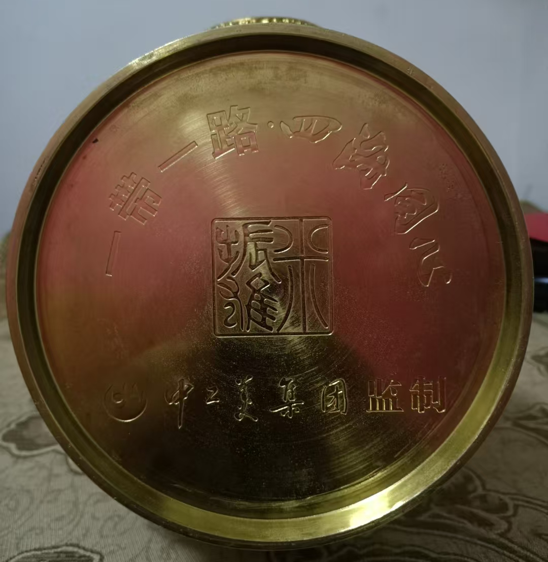 “四海同心”景泰蓝瓶