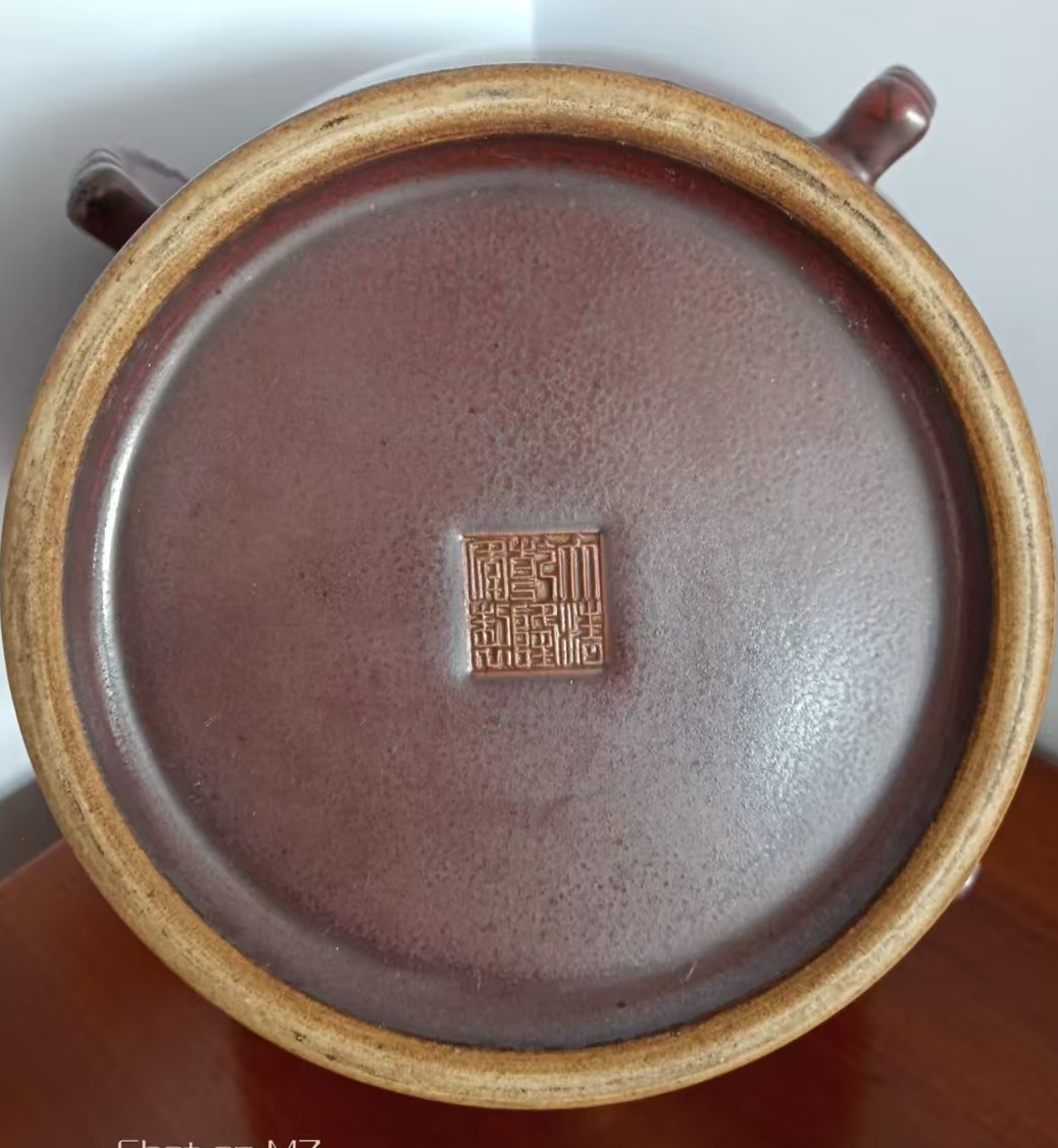 乾隆年制《紫金釉瓷胎兽耳衔环出戟将军罐》