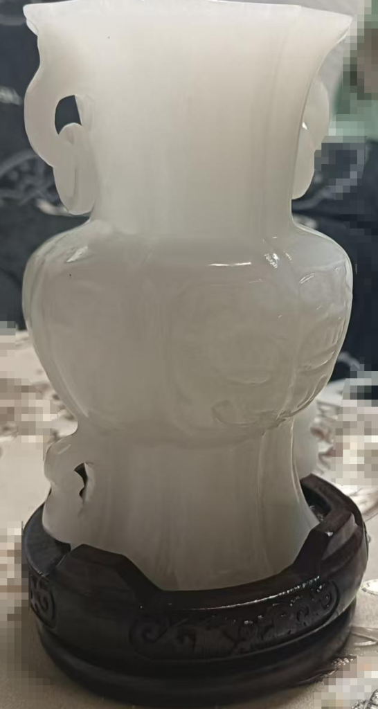 图片[1]-王超麟《天然玉石雕刻花瓶》-嘉诚艺术