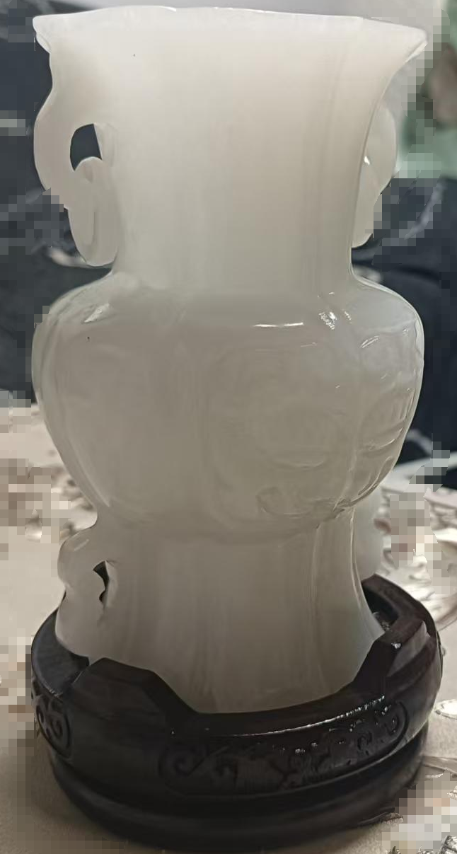 王超麟《天然玉石雕刻花瓶》-嘉诚艺术