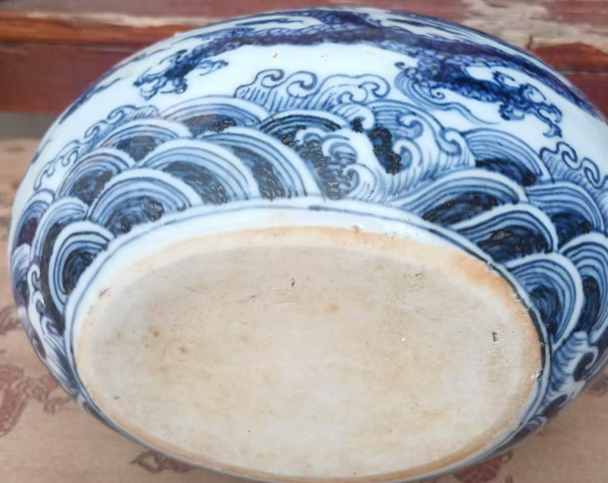 大明宣德年制《青花龙纹双耳抱月瓶》