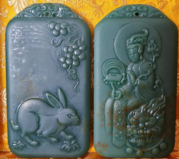 和田玉《青玉精雕牌》一对-嘉诚艺术