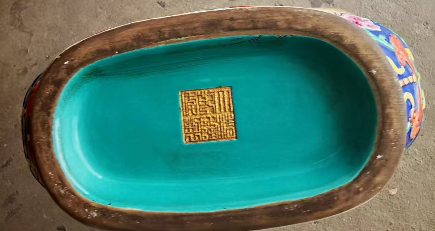 乾隆年制《鎏金龙纹双耳抱月瓶》