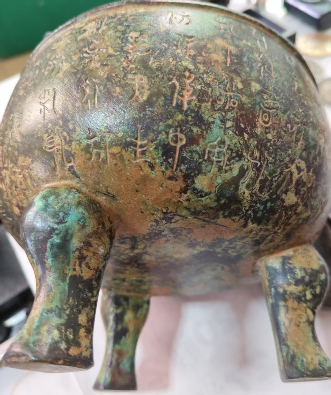 青铜器《三足盖罐》