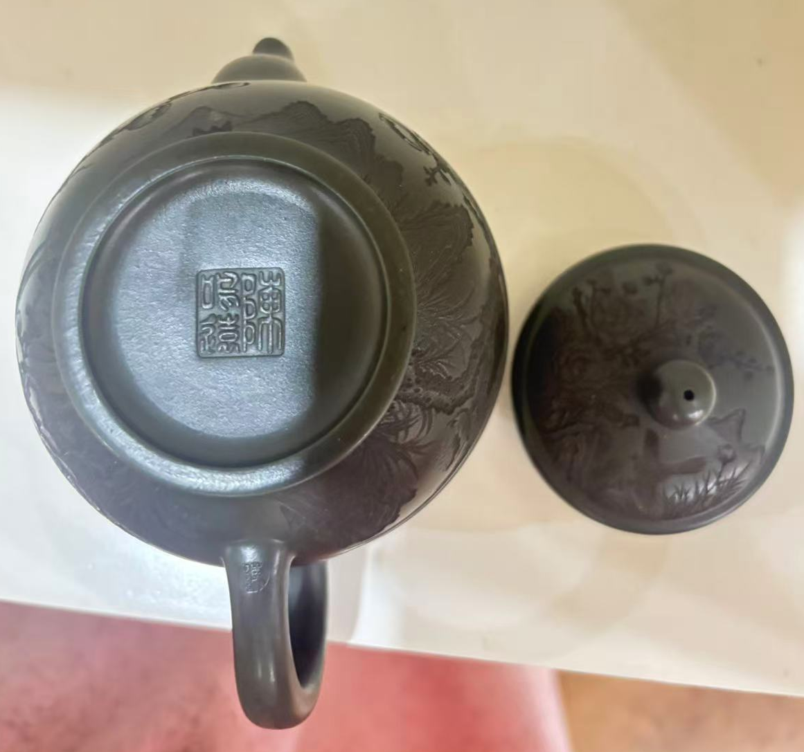 陈鸣远《喜上眉梢》绿泥紫砂壶