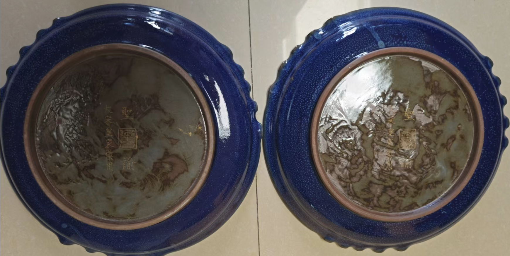 北宋《钧窑镶铜鎏金孔雀戏牡》一对宋徽宗题