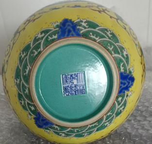 乾隆年制《珐琅彩龙纹天球瓶》