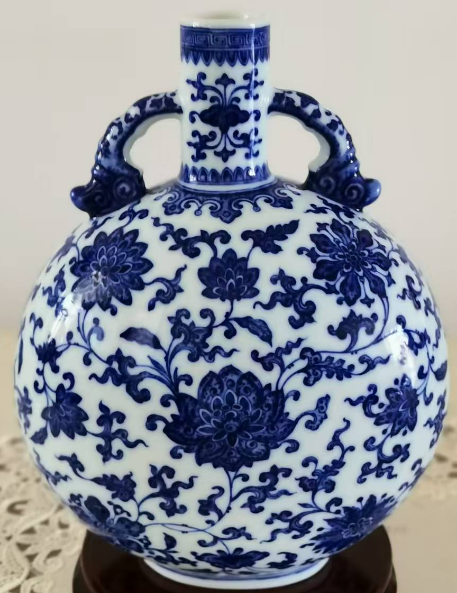 雍正年制《青花缠枝花卉纹双耳抱月瓶》-嘉诚艺术