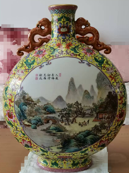 乾隆年制《双耳缠枝莲黄色开窗山水扁瓶》