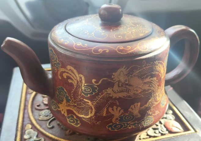 乾隆年制《描金加彩双龙缠枝莲纹紫砂壶》一对-嘉诚艺术