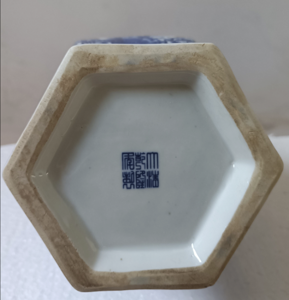 图片[2]-清乾隆年制《青花开窗花鸟六方瓶》-嘉诚艺术