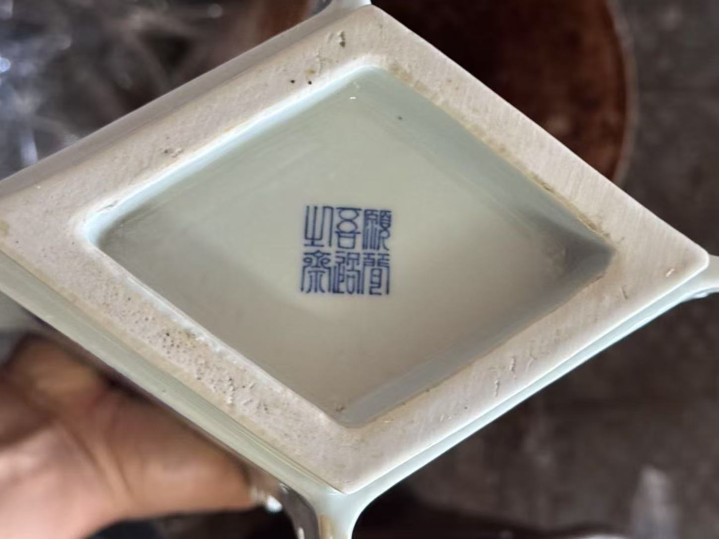 王步《青花菱形琮式瓶》