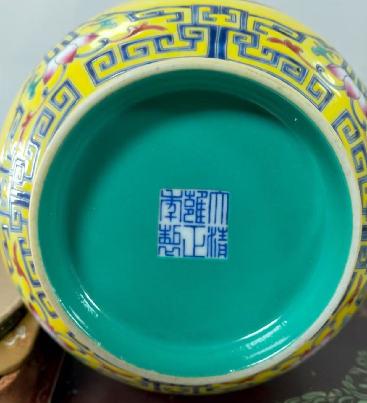 雍正年制《珐琅彩龙纹开窗描金赏瓶》