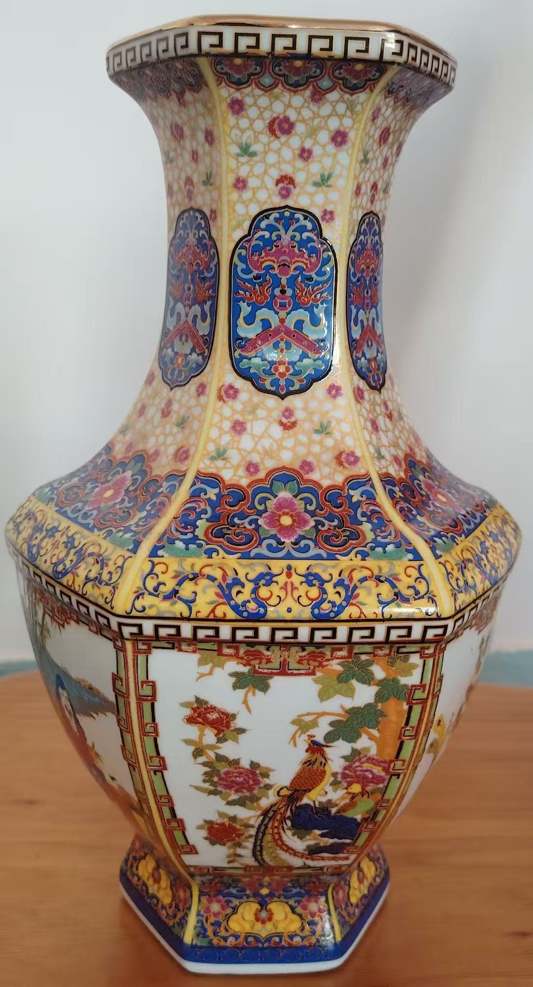 雍正年制《珐琅彩花鸟描金六方瓶》-嘉诚艺术