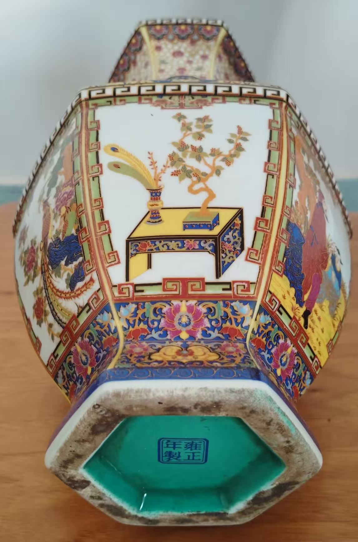 雍正年制《珐琅彩花鸟描金六方瓶》