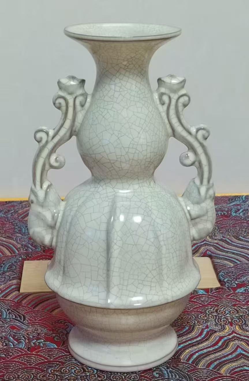 宋徽宗御制《双耳开片瓜棱瓶》-嘉诚艺术