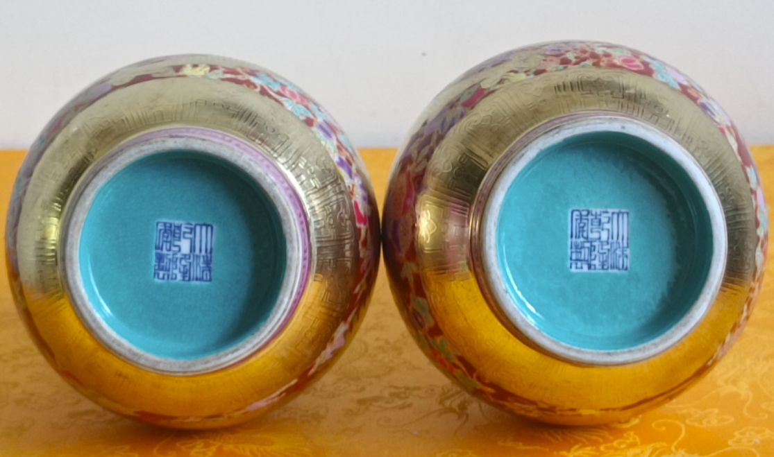 乾隆年制《珊瑚红地描金龙凤纹瓶》一对