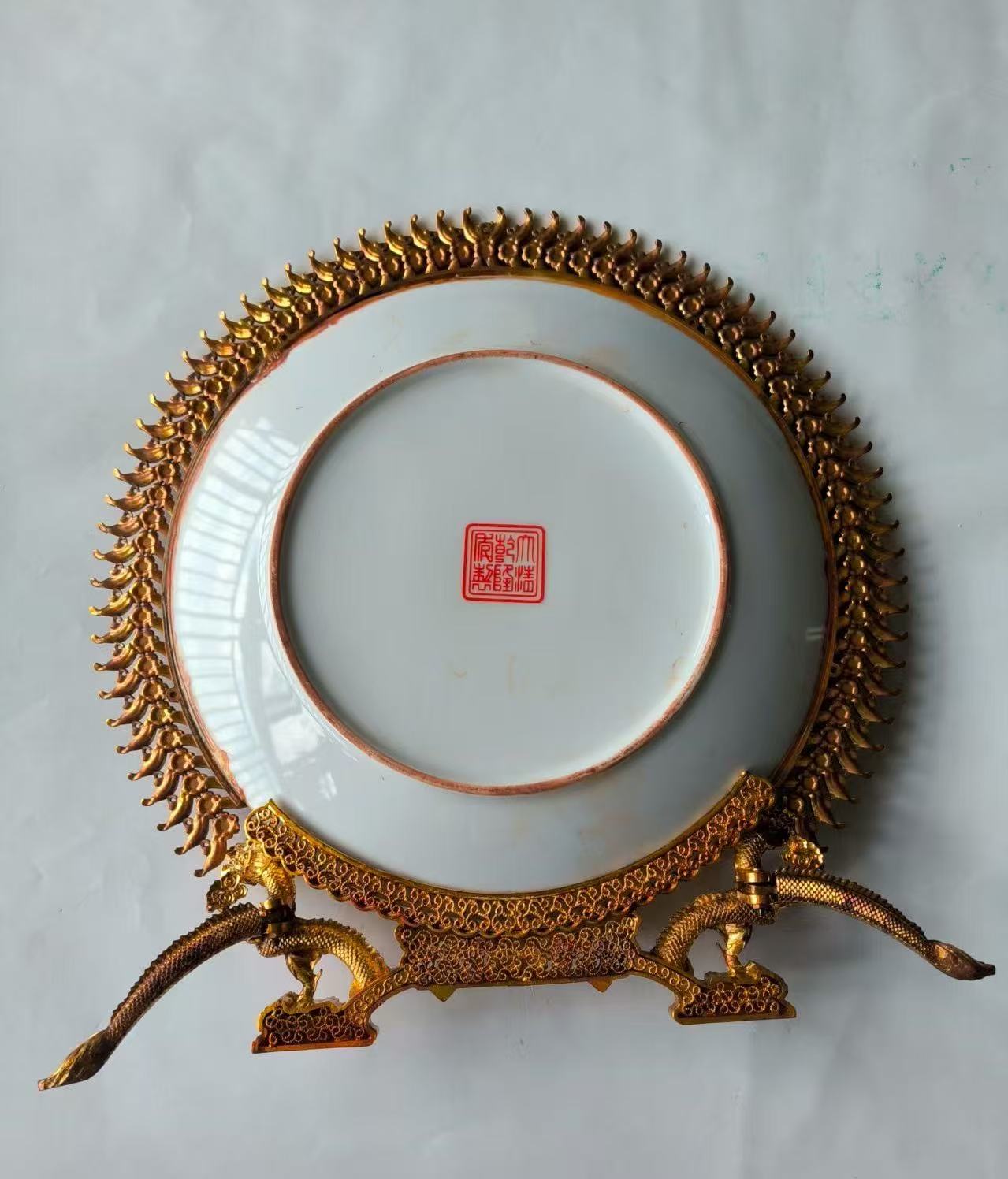 乾隆年制《浮雕錾刻花丝鎏金瓷盘》