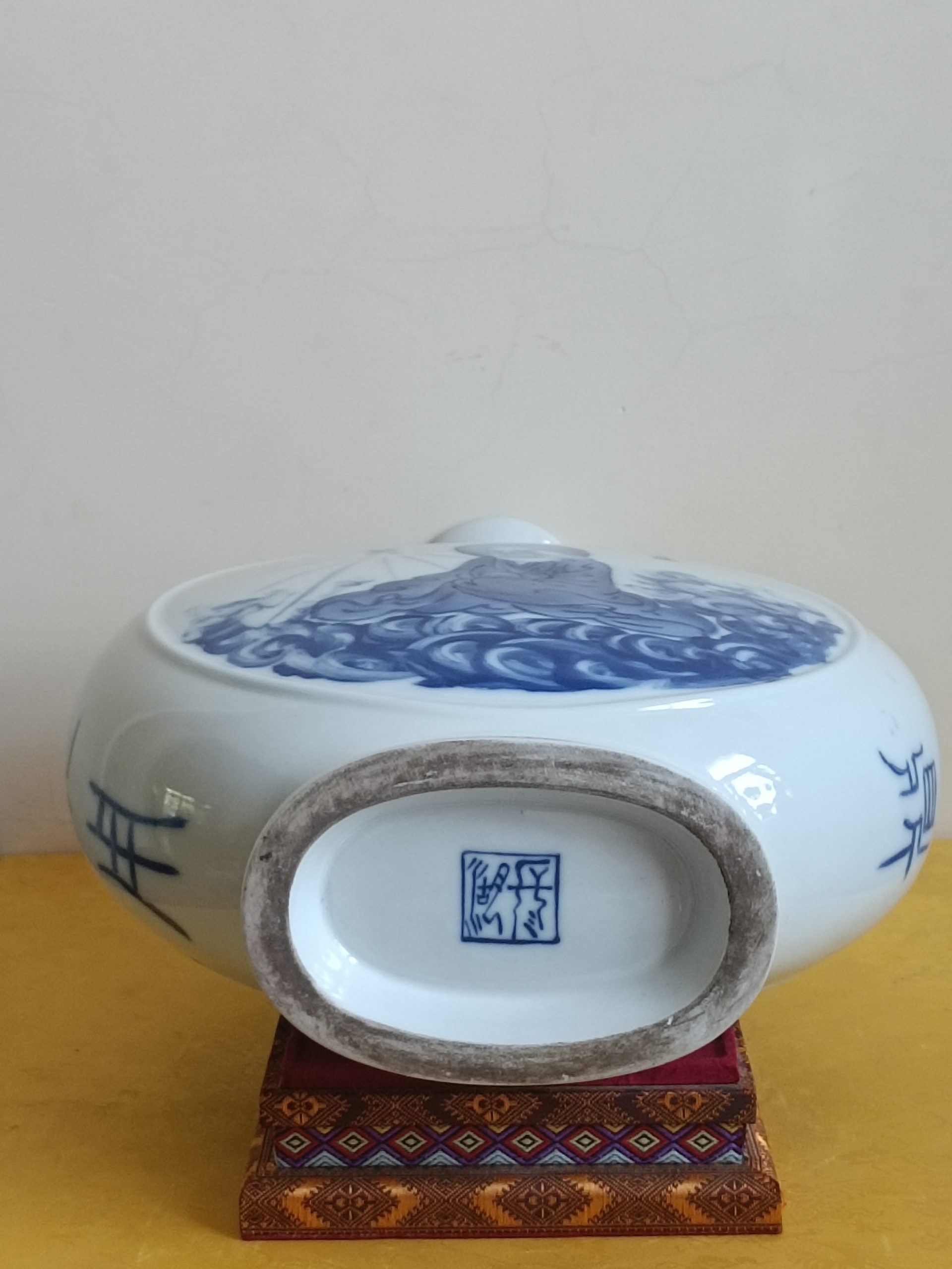 王步《人物故事抱月瓶》