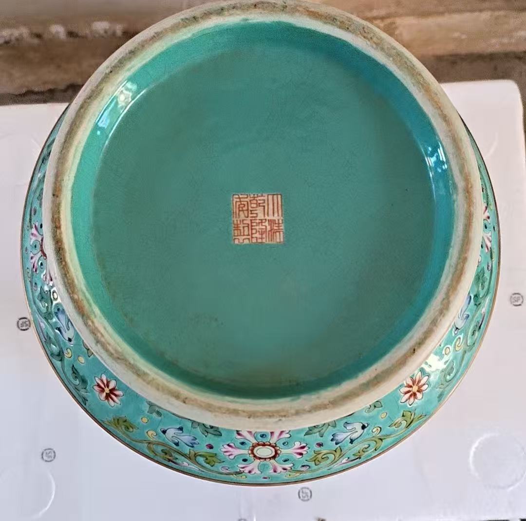 乾隆年制《洋彩黄地镂空螭耳夔凤献福十二报喜转心瓶》