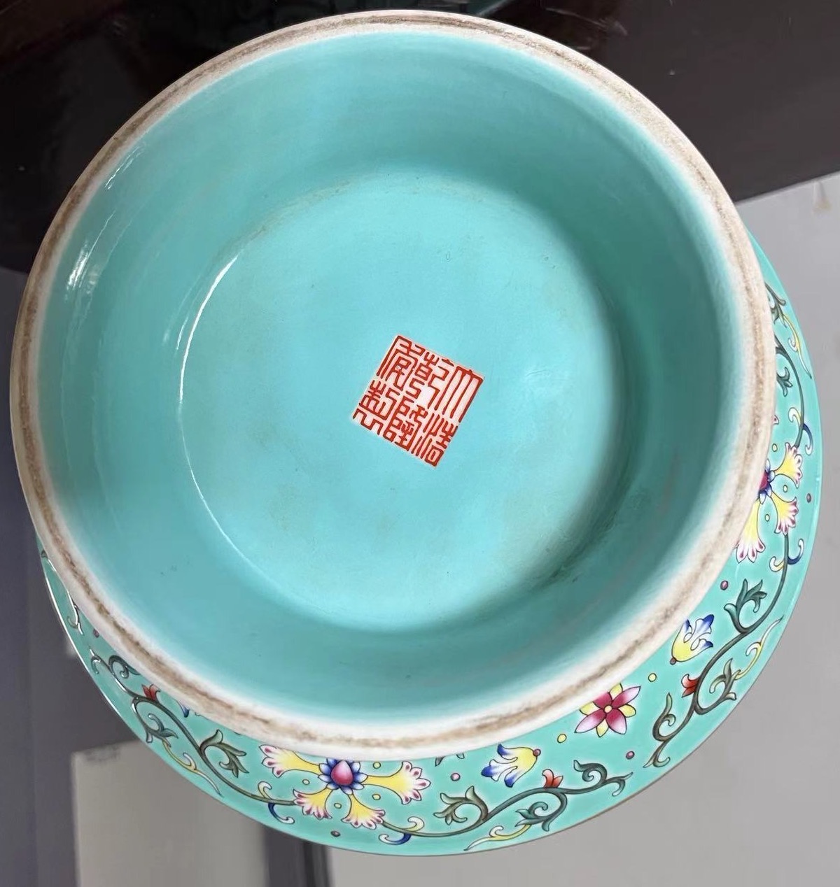 乾隆年制《洋彩黄地镂空螭耳夔凤献福十二报喜转心瓶》