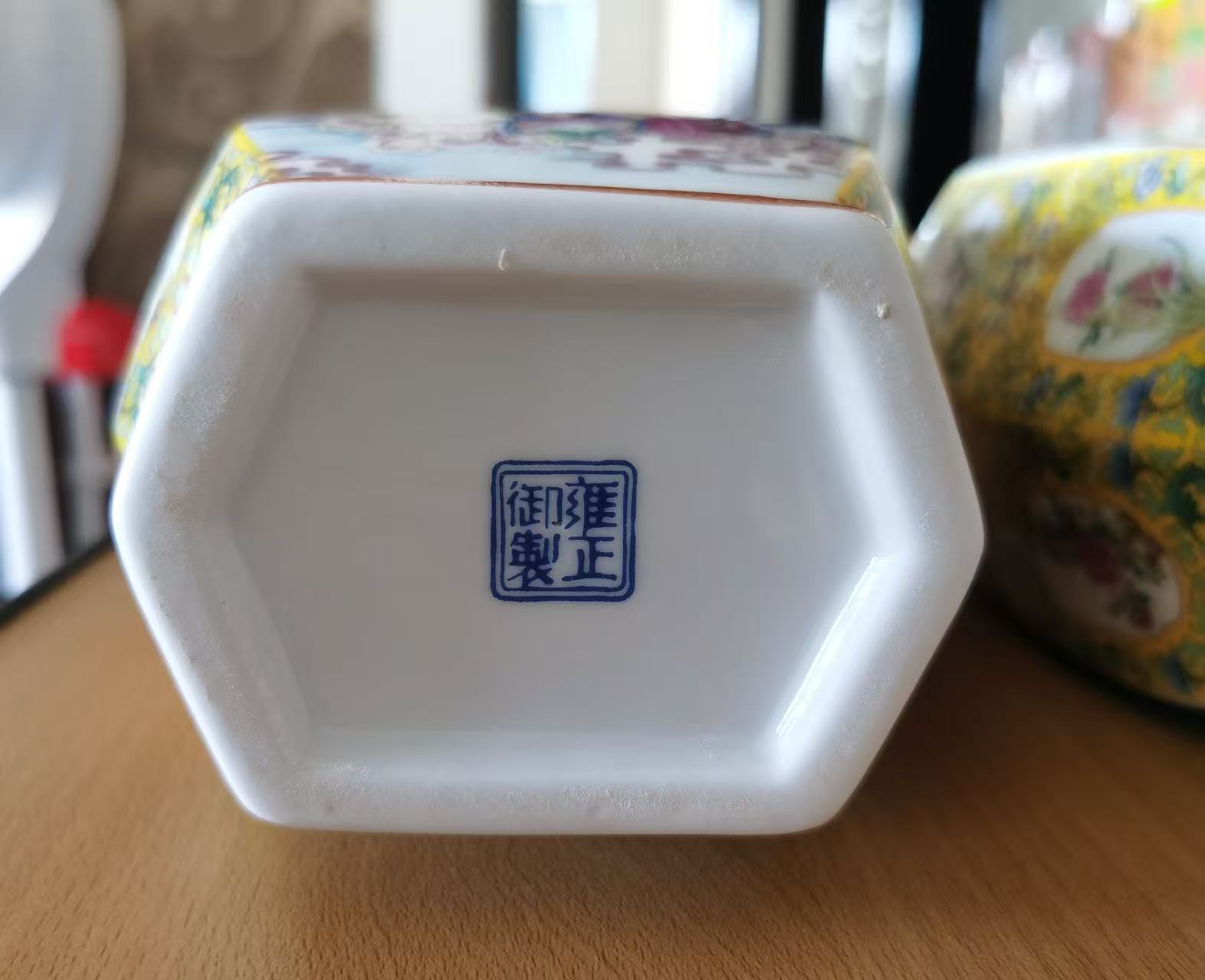 雍正年制《珐琅彩百花六方瓶》一对