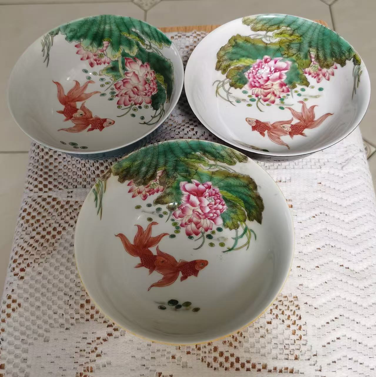 粉彩牡丹锦鲤赏盘*3-嘉诚艺术