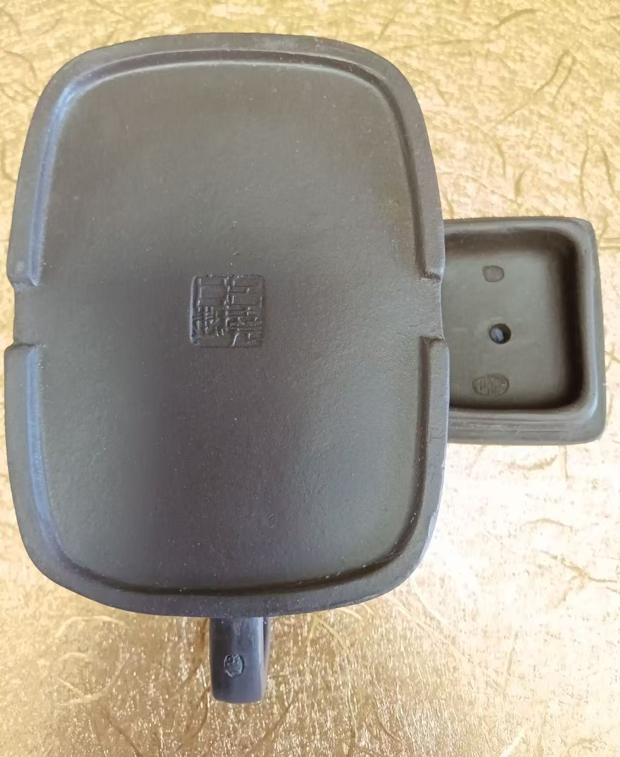 吕尧臣《丹泥绞胎扁长方壶》