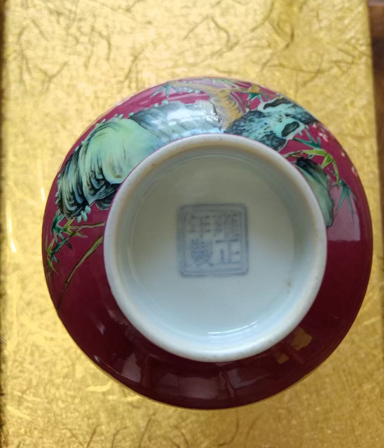 雍正年制《胭脂红珐琅彩柳燕寿花鸟纹蒜头瓶》